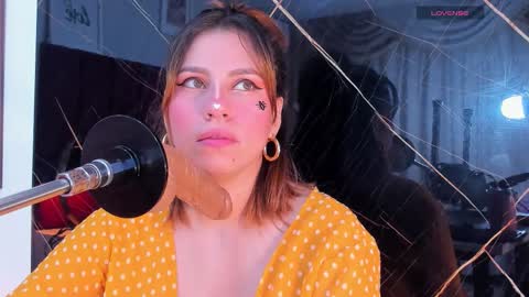 Snapshot of evelin_belen chatting on October 10, 12:15 pm EVELIN online show from October 10, 12:15 pm