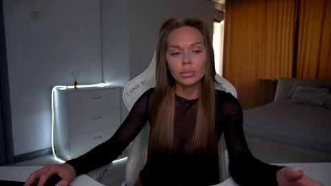Snapshot of evelina_fox chatting on May 18, 12:33 pm Evelina online show from May 18, 12:33 pm