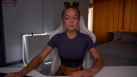 Snapshot of evelina_fox chatting on June 6, 8:30 am Evelina online show from June 6, 8:30 am