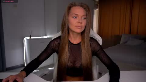Snapshot of evelina_fox chatting on June 10, 8:46 am Evelina online show from June 10, 8:46 am