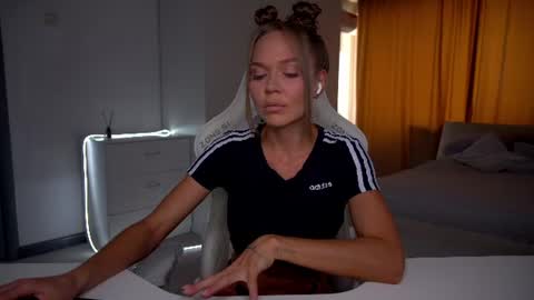 Snapshot of evelina_fox chatting on June 12, 11:42 am Evelina online show from June 12, 11:42 am