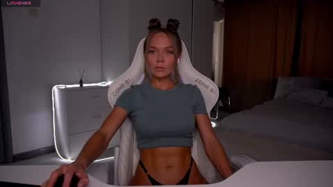 Snapshot of evelina_fox chatting on June 18, 9:36 am Evelina online show from June 18, 9:36 am