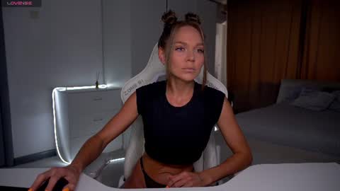 Snapshot of evelina_fox chatting on June 28, 1:39 pm Evelina online show from June 28, 1:39 pm