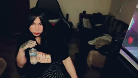 Snapshot of evelyn420521 chatting on July 14, 7:35 am evelyn420521 online show from July 14, 7:35 am