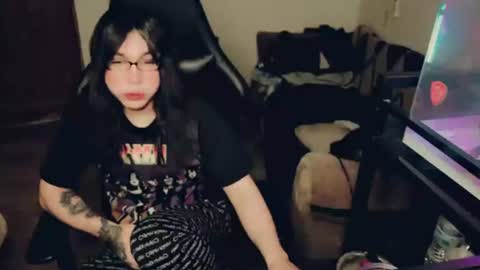 Snapshot of evelyn420521 chatting on July 21, 7:22 am evelyn420521 online show from July 21, 7:22 am
