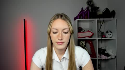 evelynblond online show from May 6, 12:43 pm