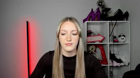 evelynblond online show from May 7, 12:43 pm