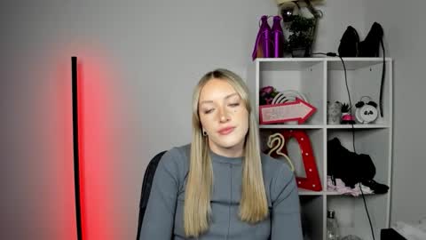 evelynblond online show from May 11, 4:26 pm