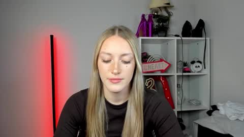 evelynblond online show from May 18, 12:44 pm