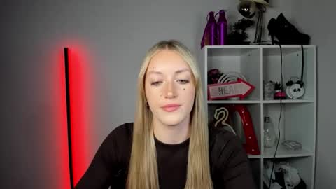 evelynblond online show from May 29, 1:42 pm