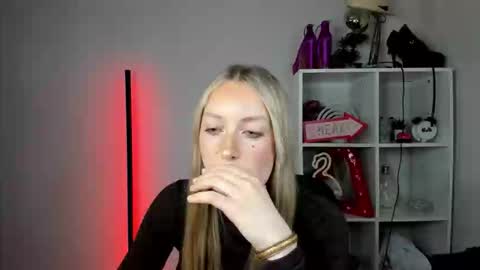 evelynblond online show from June 3, 2:33 pm