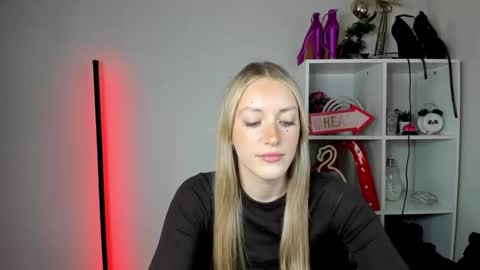 evelynblond online show from June 8, 12:38 pm