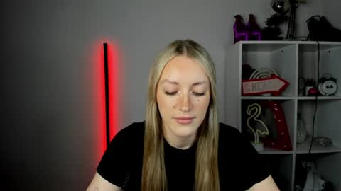 evelynblond online show from June 15, 12:40 pm
