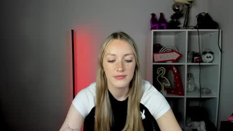 evelynblond online show from June 18, 12:31 pm