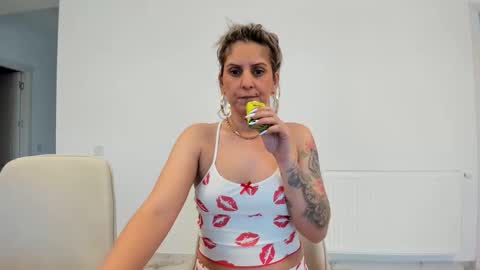 evelynevyyy online show from March 18, 7:00 am