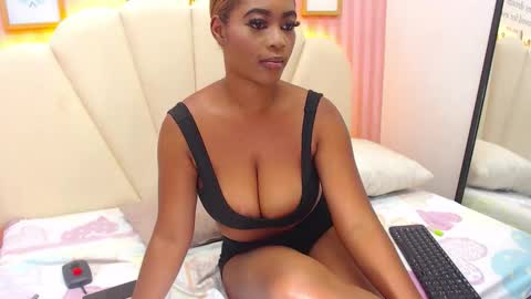 Snapshot of evelynheather_ chatting on October 16, 7:31 am Saray online show from October 16, 7:31 am