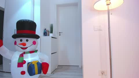 Snapshot of eves_bodyxxx chatting on December 22, 9:55 am Sensation Body online show from December 22, 9:55 am