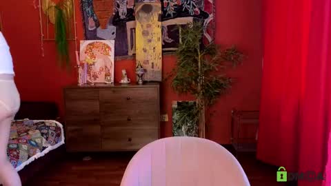 Snapshot of evi_brook chatting on May 20, 12:33 pm evi_brook online show from May 20, 12:33 pm
