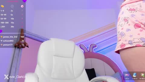 Snapshot of evie_clark_ chatting on January 11, 2:41 am My name is Evie nice to meet you really get to know me better private is open online show from January 11, 2:41 am