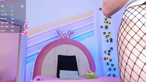 Snapshot of evie_clark_ chatting on January 17, 7:38 pm My name is Evie nice to meet you really get to know me better private is open online show from January 17, 7:38 pm