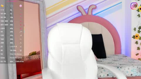 Snapshot of evie_clark_ chatting on February 12, 6:30 pm My name is Evie nice to meet you really get to know me better private is open online show from February 12, 6:30 pm