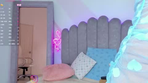 Snapshot of evie_clark_ chatting on November 19, 12:10 am My name is Evie nice to meet you really get to know me better private is open online show from November 19, 12:10 am