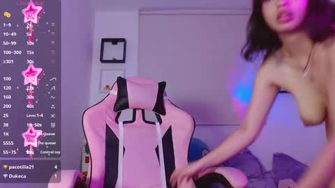 Snapshot of evie_cloud chatting on December 15, 5:45 am Evie Cloud online show from December 15, 5:45 am