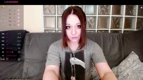 Snapshot of eviecuster chatting on March 28, 10:09 pm Im gonna be on in 2 hours online show from March 28, 10:09 pm