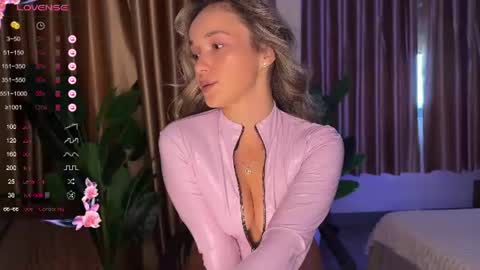 Snapshot of evielina chatting on June 22, 11:57 pm evielina online show from June 22, 11:57 pm