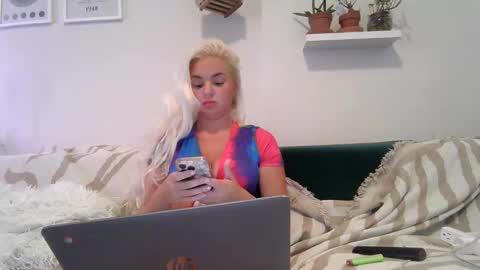 Snapshot of evillers1 chatting on May 4, 12:28 am Badblondebunny online show from May 4, 12:28 am