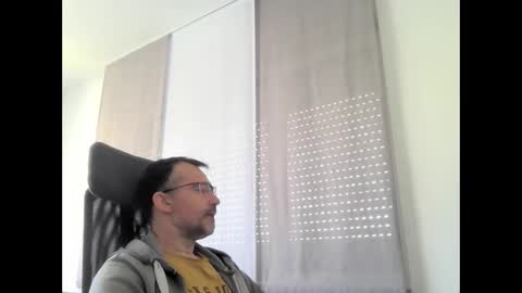Snapshot of exhibit77 chatting on April 25, 8:28 am exhibit77 online show from April 25, 8:28 am