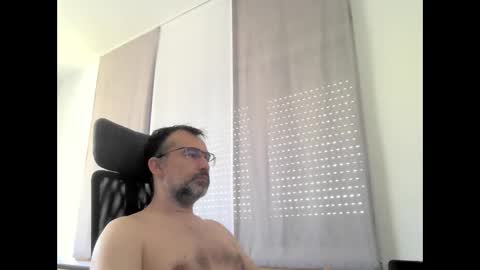 Snapshot of exhibit77 chatting on May 9, 8:30 am exhibit77 online show from May 9, 8:30 am