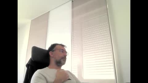 Snapshot of exhibit77 chatting on May 23, 9:24 am exhibit77 online show from May 23, 9:24 am