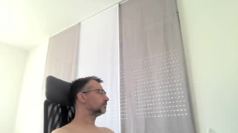Snapshot of exhibit77 chatting on July 10, 11:24 am exhibit77 online show from July 10, 11:24 am