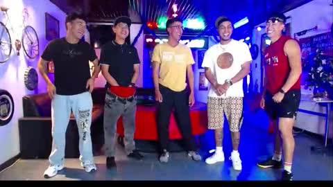 extrangers online show from December 21, 1:18 pm