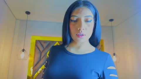 Snapshot of ey_im_simone_ chatting on May 19, 12:11 pm online show from May 19, 12:11 pm