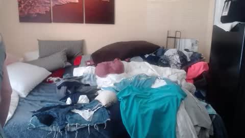 Snapshot of eyeswall0w chatting on October 19, 2:40 pm eyeswall0w online show from October 19, 2:40 pm