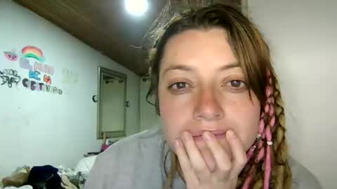 Snapshot of ezlngirl chatting on October 27, 12:04 am Aimee online show from October 27, 12:04 am