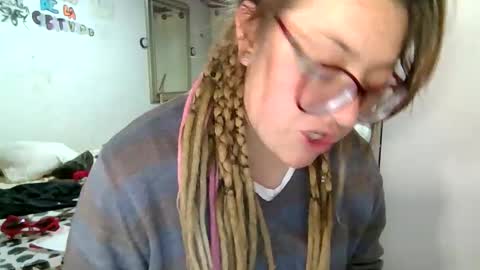 Snapshot of ezlngirl chatting on November 3, 4:58 am Aimee online show from November 3, 4:58 am