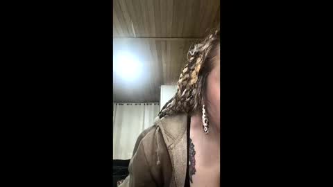 Snapshot of ezlngirl chatting on March 19, 3:32 am Aimee online show from March 19, 3:32 am