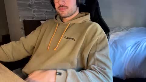 Snapshot of fabian_196 chatting on December 27, 1:18 pm Call me bitch online show from December 27, 1:18 pm