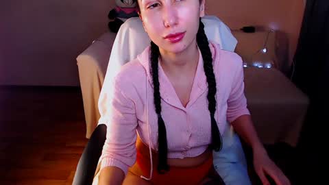 Snapshot of fairy_elli_hot chatting on December 13, 1:44 pm Elli online show from December 13, 1:44 pm