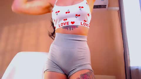 Snapshot of fairy_elli_hot chatting on December 17, 12:44 pm Elli online show from December 17, 12:44 pm