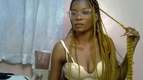 faizah_ online show from April 1, 1:41 pm