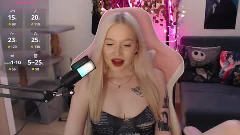 Snapshot of fantasy_lisa chatting on February 14, 11:45 pm Lisa online show from February 14, 11:45 pm