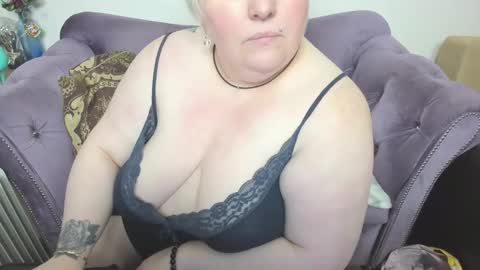 Snapshot of fashiona chatting on December 4, 10:35 am fashiona online show from December 4, 10:35 am