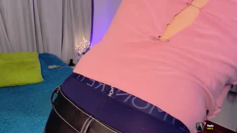 Snapshot of fatass_420 chatting on December 1, 10:48 pm Johan online show from December 1, 10:48 pm