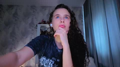 Snapshot of feet_heelss chatting on October 27, 10:52 am Kris online show from October 27, 10:52 am