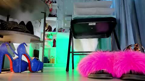 Snapshot of feet_heelss chatting on November 26, 10:38 am Kris online show from November 26, 10:38 am