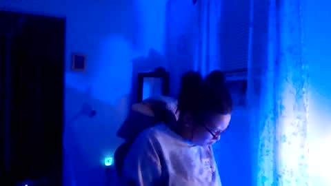 Snapshot of feetnymph chatting on December 17, 12:16 am Soley online show from December 17, 12:16 am